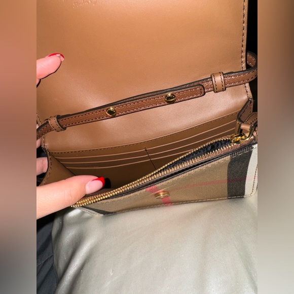 BRAND NEW. CROSSBODY BURBERRY PURSE WITH DUST BAG. - Picture 7 of 9